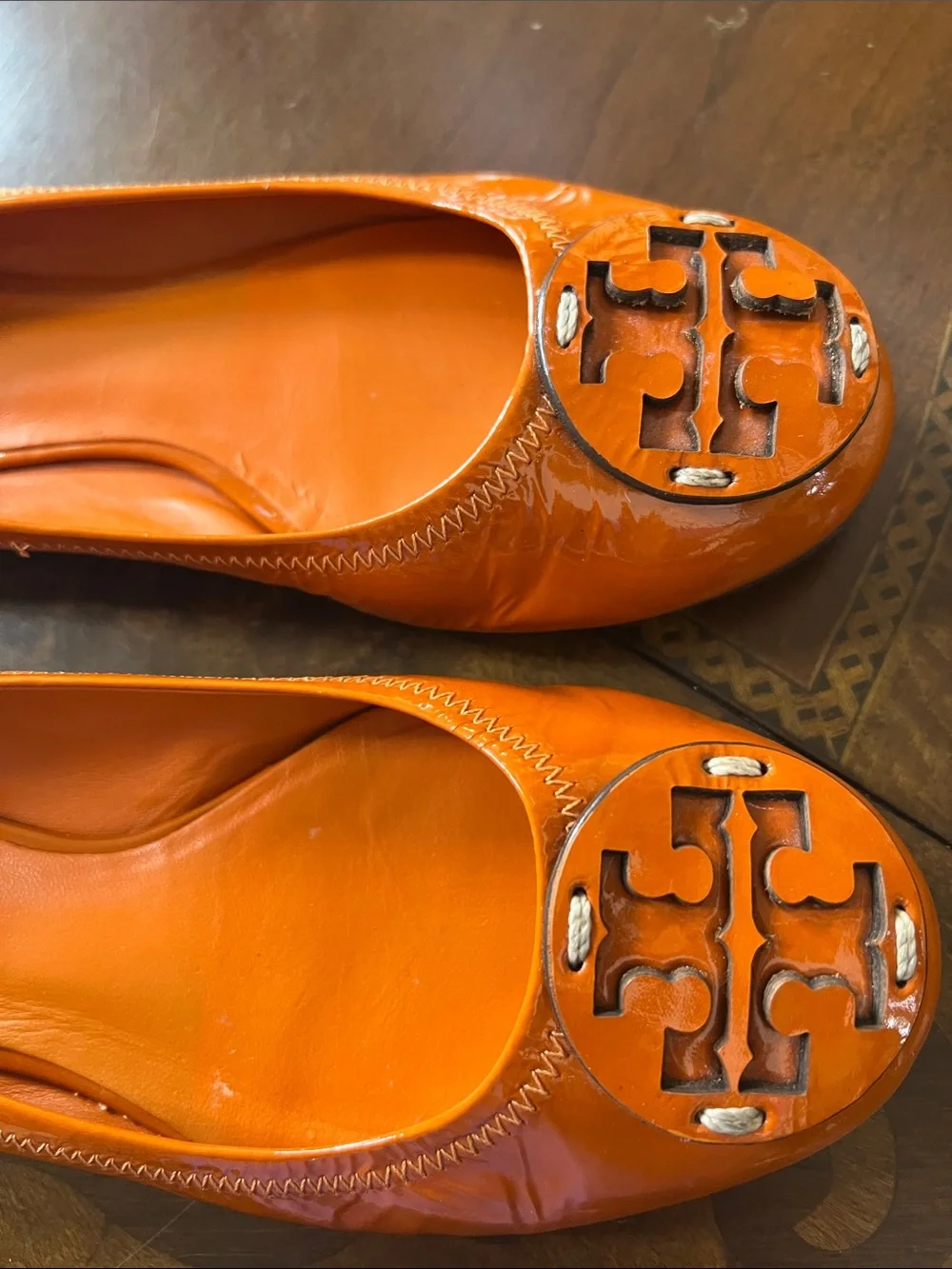 Tory Burch Leather flat shoes ( unique color )